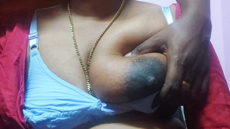 Desi Mohini: Sexy desi indická nevlastní máma prsa