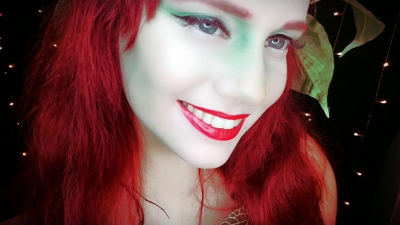 Scarlet Vixen: Executrix Ivy te otrăvește cu sărutul ei (wmv)