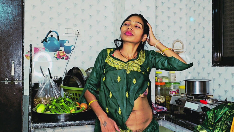 Kavend91: Fată indiană desi mă cheamă în bucătăria ei, devine foarte fierbinte,...