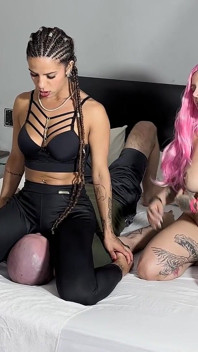 Mibby a Qween sedí na tváři submisivního. Ošklivé ponížení v sezení na obličeji!