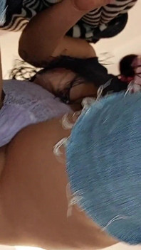 Sexy brünette probiert strumpfhosen, behaarte muschi, dicker arsch, dicke titten an. Amateur-ehefrau behaarte muschi, dicke titten, große nippel, dicker arsch.