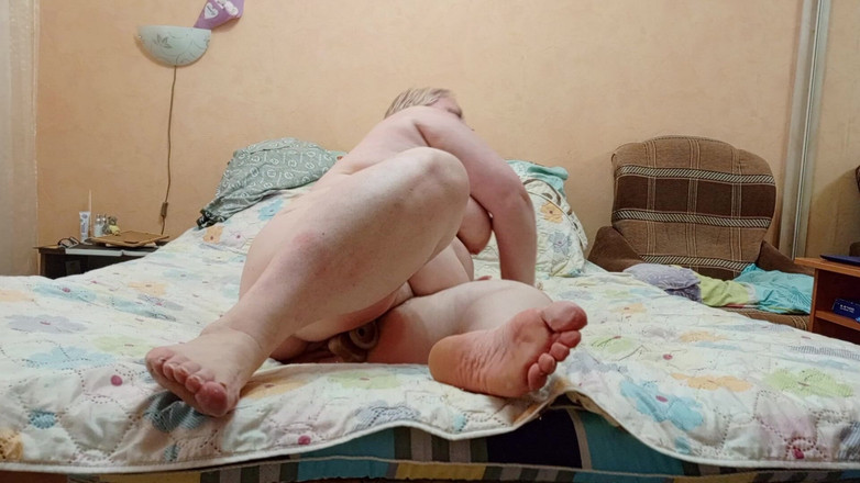 Zona901: Teściowa masturbuje swoją wielką cipkę zabawkami przed kamerą