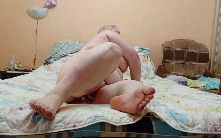 Sweet July: Свекруха мастурбує свою велику пизду іграшками перед камерою