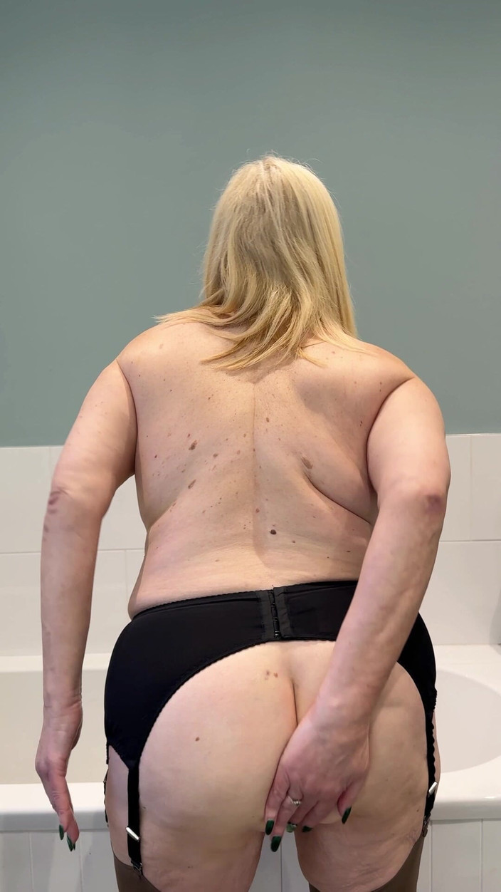 catherinecan69: Eu Tenho Uma Garrafa De Óleo. Óleo Nos Meus Peitos, Bunda E...