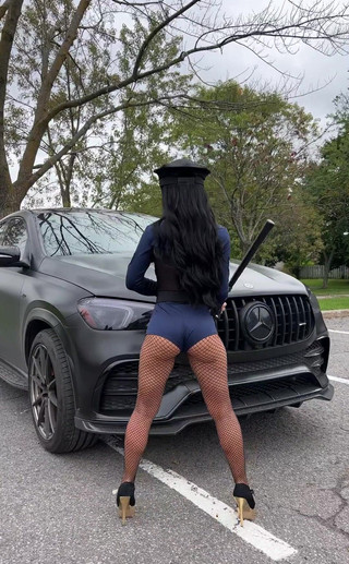 Miss Lexa: Gå kolla in mina skådespeleri färdigheter med den här kostymen...