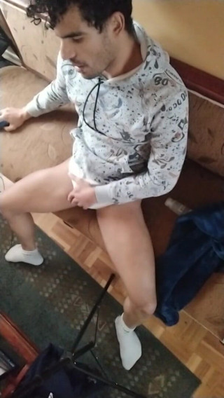 trebol_Jess: Latino fa movimenti sensuali alla macchina fotografica e si masturba