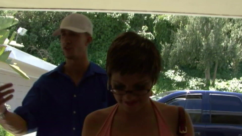 Hot Girlz: Linda nena de pelo corto chupando y montando una gran...