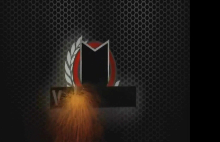 Charlee Chase: Charlee Chase kırmızı kabarık ceketli elle muamele