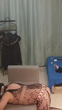 Un mari cocu se fait baiser devant sa femme