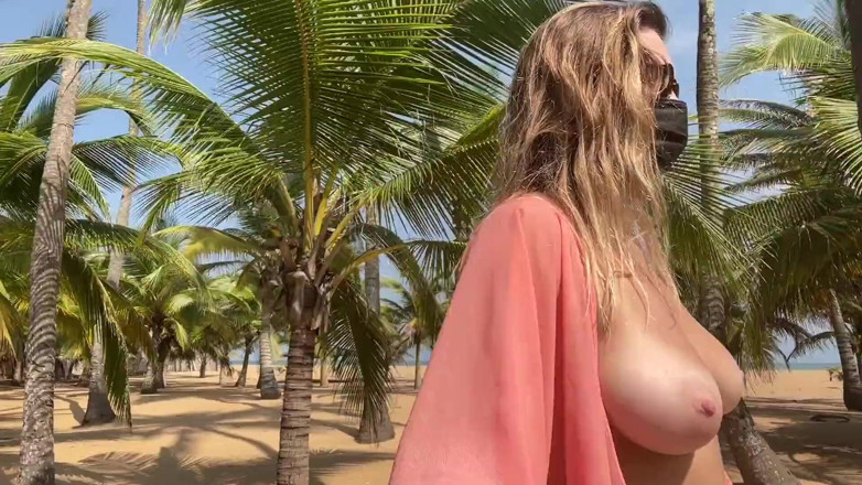 Batty Lux: Pirang berdada berjalan dan menunjukkan tubuh telanjang di pantai