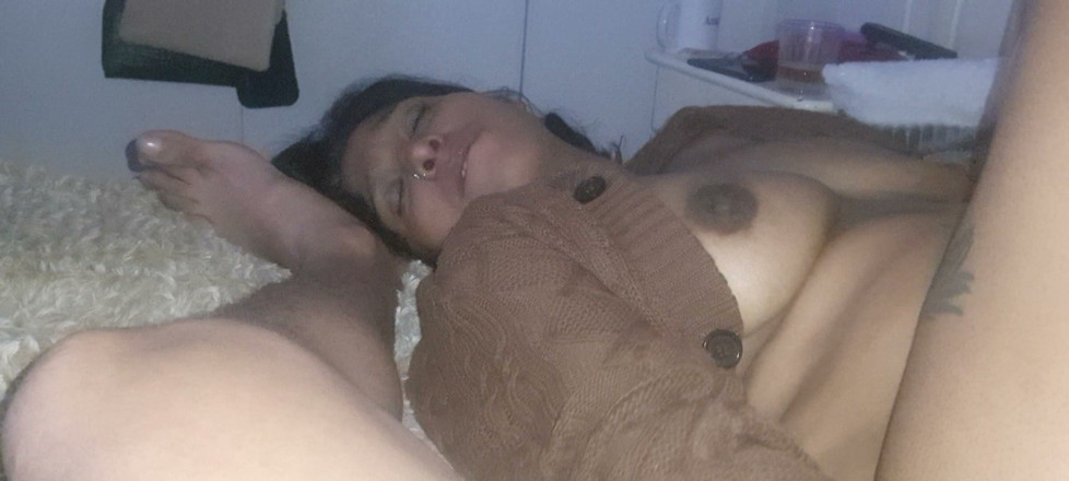 IndyFire: Rondborstige Indische milf houdt van haar pik en spuit