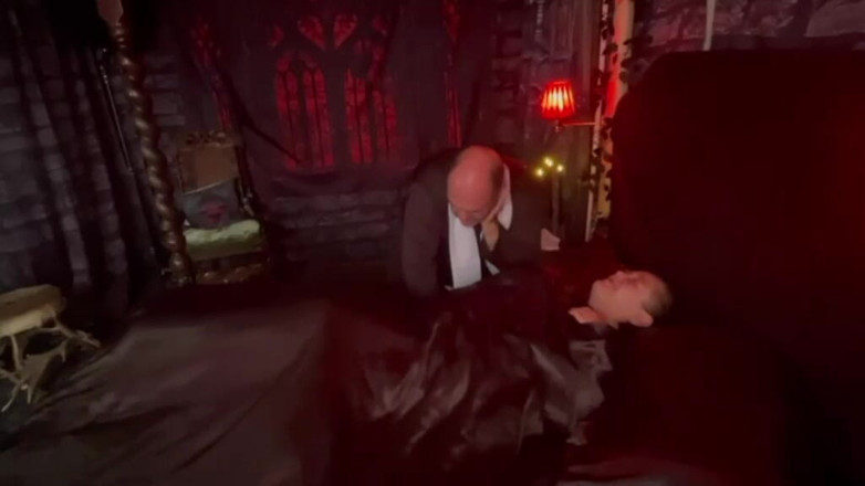 Lanista_Bear: Une reine vampire, partie 1, transforme le prêtre en pute suceuse...
