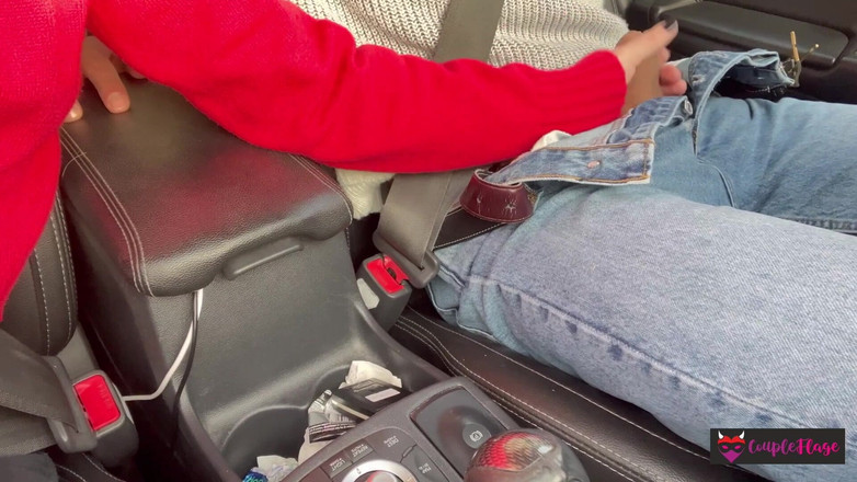 Coupleflage: 高速道路で私はウーバーの運転手をイカせます