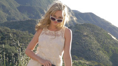 CBD Media: Krásná blonďatá teenagerka Elena si prstí svou dokonalou kundičku venku