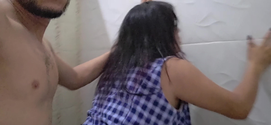 InsaciableX: Sora vitregă excitată intră în baie pentru a-l tachina pe fratele...