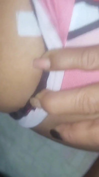 La giovane MILF mostra il suo culo stretto