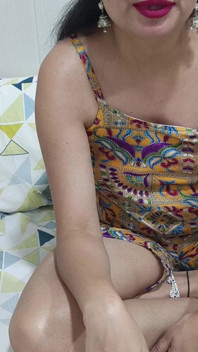 Completo: hermanastra india caliente lucha por la sala de ac pero comparten cama para sexo duro en audio hindi
