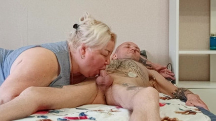 Zona901: La vicina succhia tutto lo sperma da un cazzo