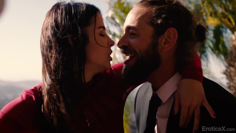 Erotica X: Hete brunette Kylie Rocket neukt vriendin op de bruiloft van...