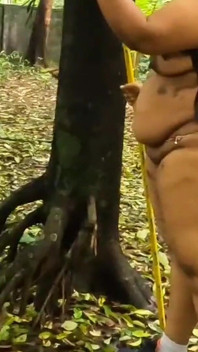 Casual desnuda caminando, gordita caminando completamente desnuda en la jungla