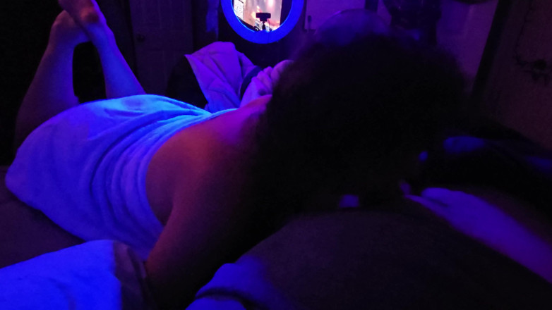 Funhousewife69: Zakar menghisap bogel di bawah lampu hitam dipenuhi mulut