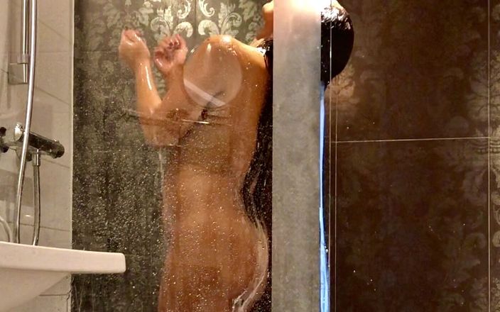 Triple AAA: 长头发的英国熟女 - 秘密拍摄洗热水澡 - 未删减的剪辑