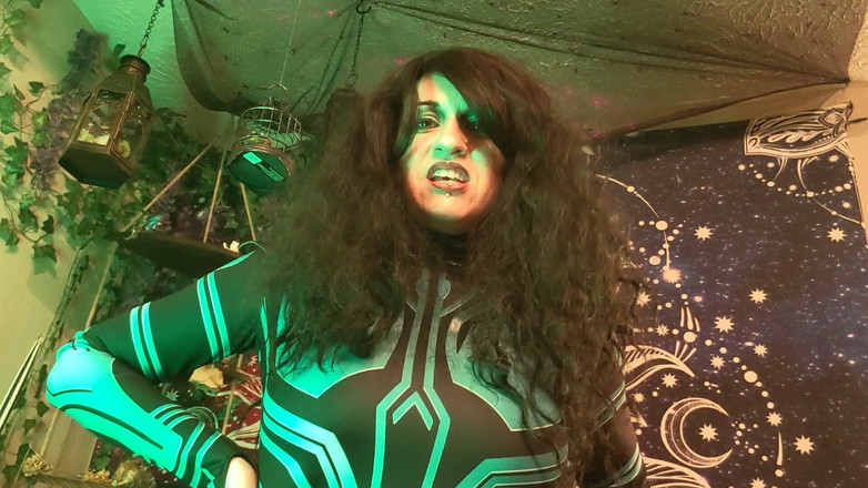 Geeky Femdom: Hela zerstört captain america