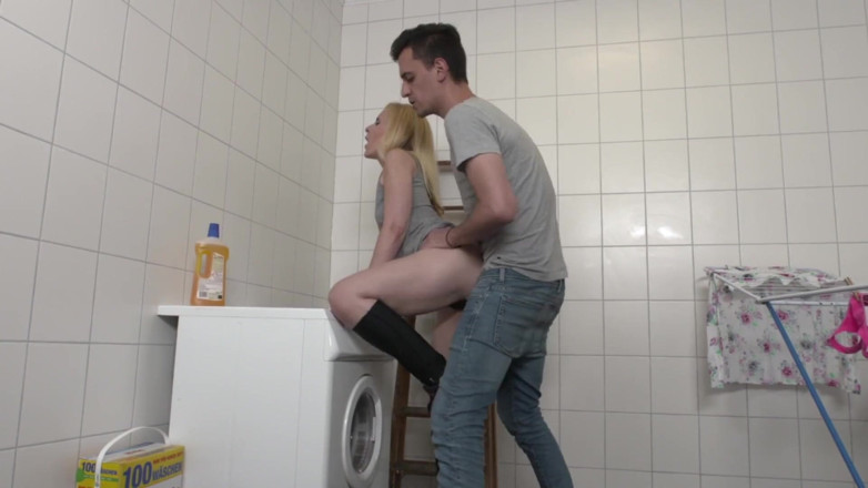 MMV Cuckold: Rubia encantadora se ordeña en la boca con su carga...