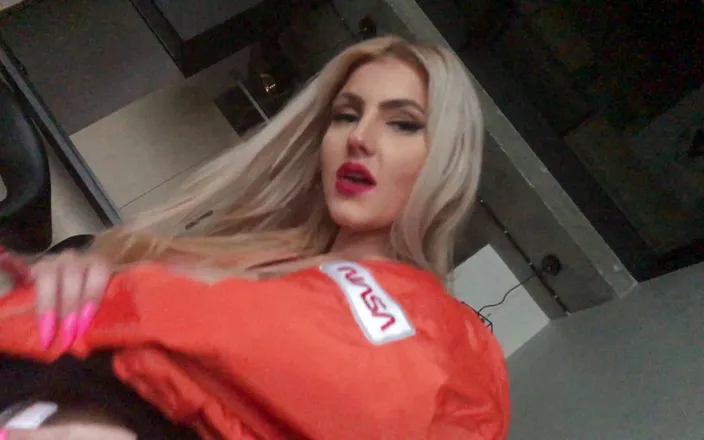 Leon Lambert: One of the most beautiful natural big tits blondes ever...