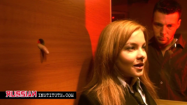 Russian Institute: Valentina Blue découvre les plaisirs du glory hole