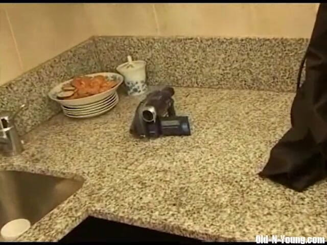 Teen Mega World: Pria tua dan remaja di dapur