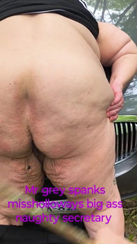 미스터 그레이는 그녀의 큰 엉덩이를 존나게 때리기 위해 미스 복도를 숲으로 데려갔습니다.