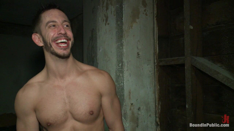 Bound in public: Tickle tormento un semental rasgado en un bar