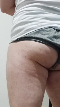못생긴 펨보이가 엉덩이를 흔드는 모습을 보여준다
