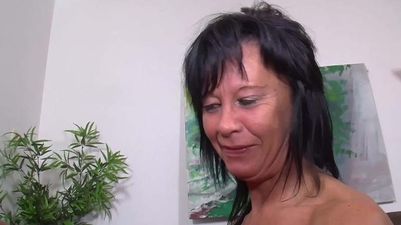 Deutsche Amateur Pornos: 角質のための2つの大きなコック、成熟した主婦とコックに飢えた猫