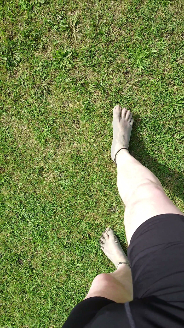 Footfetish: المشي على الشاطئ بأقدام متسخة