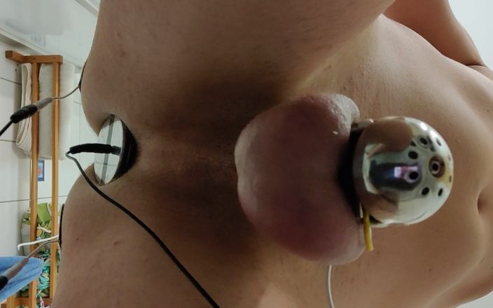 Chastitybeltboy: E-stim met anale plug en estim-pads