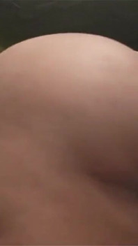 Min styvmor blir naken i köket och visar mig hennes bröst och anus