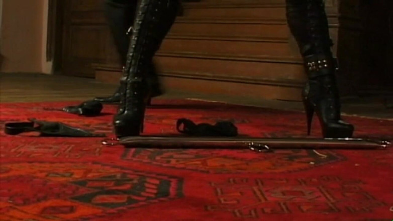 Absolute BDSM films - The original: Ragazza tatuata umiliante serrata della figa