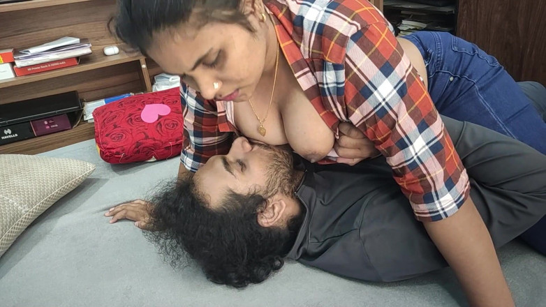 Vaishnavysharunraj: Mallu paar heiße möpse lutschen romantik, indisches paar möpse lutschen,...