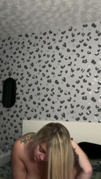Snuskigt talande brittiskt par 69 innan frun tittar på sig själv sitta på hennes fästman ansikte för en stor orgasm