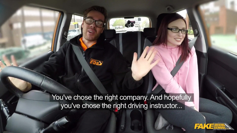Fake Driving School: Фальшива автошкола - дика і неслухняна мініатюрна американка Хлоя Картер роздягається в машині з Райаном і просить грубий анальний мішок