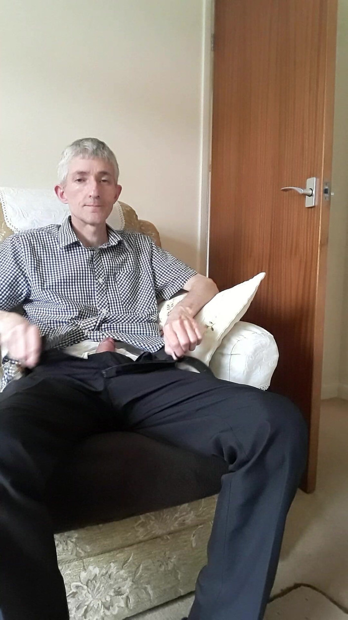 James Dirty Boy: Мастурбирую на диване
