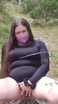 Latina di hutan dengan jirannya mempamerkan pantat dan pepeknya dalam pakaian dan thong