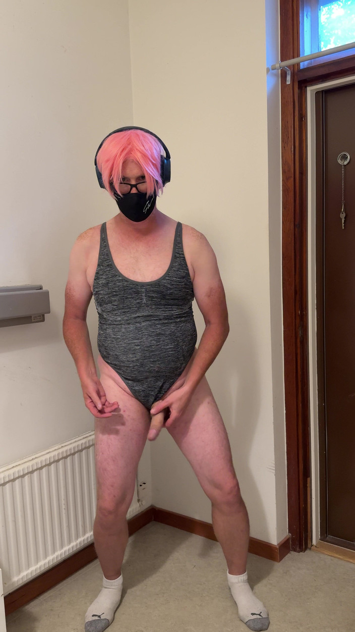 Julia Trans: Trany memukul pantat, peler dan masturbasi dan muncrat untuk ayah