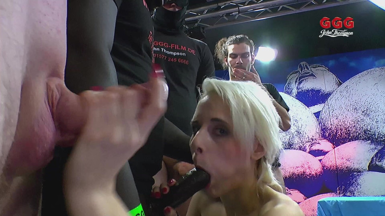 German Hardcore Gangbang GGG: Drobná blondýnka se dostane do mezirasového gangbangu a bukkake