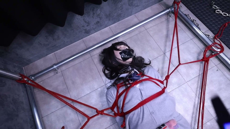 Aisan girl bondage: Милая девушка связана перчатками, воротником и кляпом