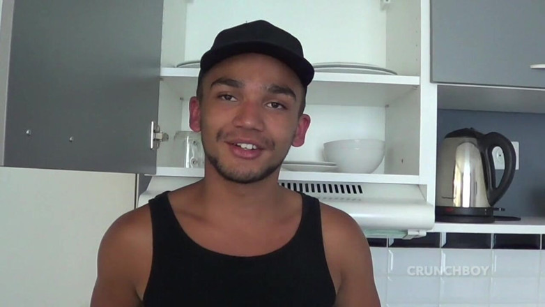 STRAIGHTS BOYS COERCED TO FUCK GAY: Latino-typ schlägt seinem freund vor, seinen schwanz zu lutschen