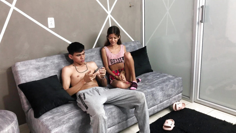 TUflacasex: 부모님이 없는 동안 섹스할 수 있게 해달라고 부탁하는 섹시한 이복 여동생