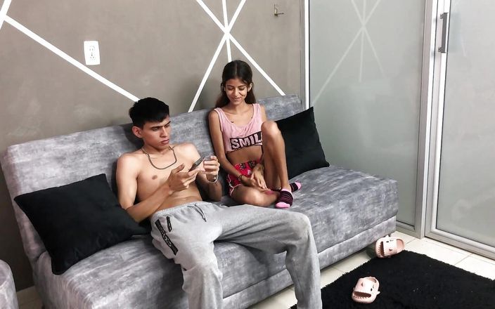 TUflacasex: Moje sexy nevlastní sestra mě žádá o to, abych ji mohl...